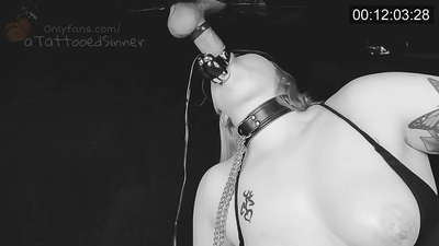 Merch hardd gyda titw perffaith yn y twll gogoniant