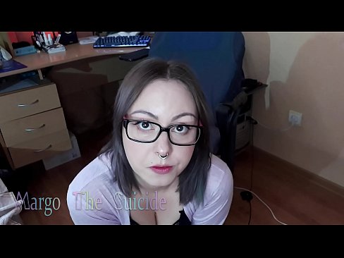 ❤️ Merch Sexy gyda Sbectol Yn Sugno Dildo'n Ddwfn ar y Camera ☑Rhyw o safon wrthon ni ️❤